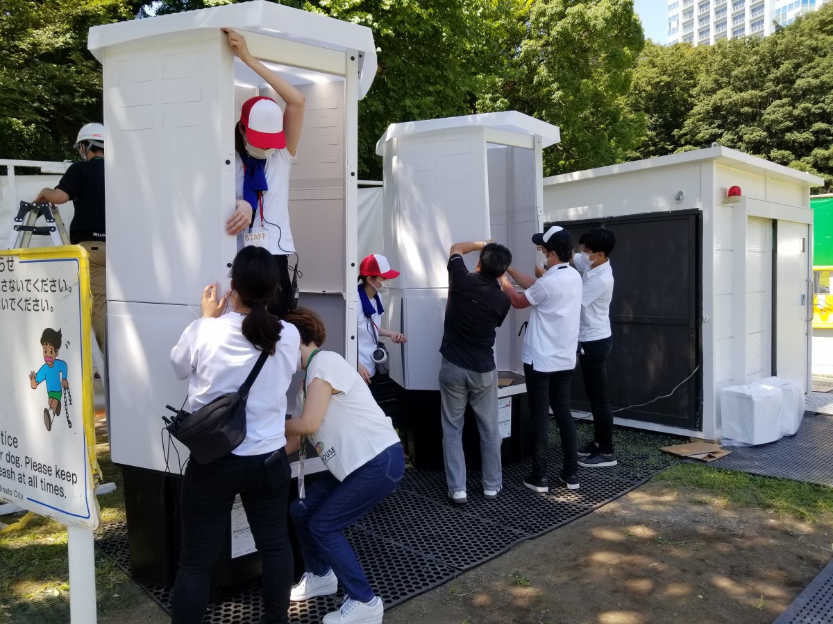 聖火リレーセレモニー会場で組み立てられる仮設トイレ　ほぼ紙トイレの写真